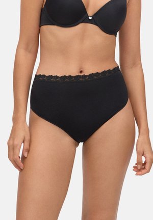 Bragas negras de talle alto con un borde de encaje en la cintura, hechas de una tela suave, que presentan una textura lisa y un diseño de cobertura total.