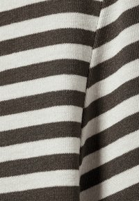 Pletene tkanine v izmeničnih temno rjavih in kremnih črtah, ki prikazujejo gladko teksturo z rahlo raztegljivim zaključkom.