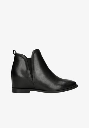 Černé kožené kotníkové boty s špičatou špičkou, elastickými bočními panely a malým podpatkem. Hladký povrch a minimalistický design.