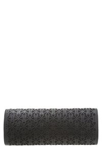 Czarna cylindryczna kopertówka wykonana z fakturowanego materiału, z misternym wzorem kwiatowych wycięć na całej powierzchni.