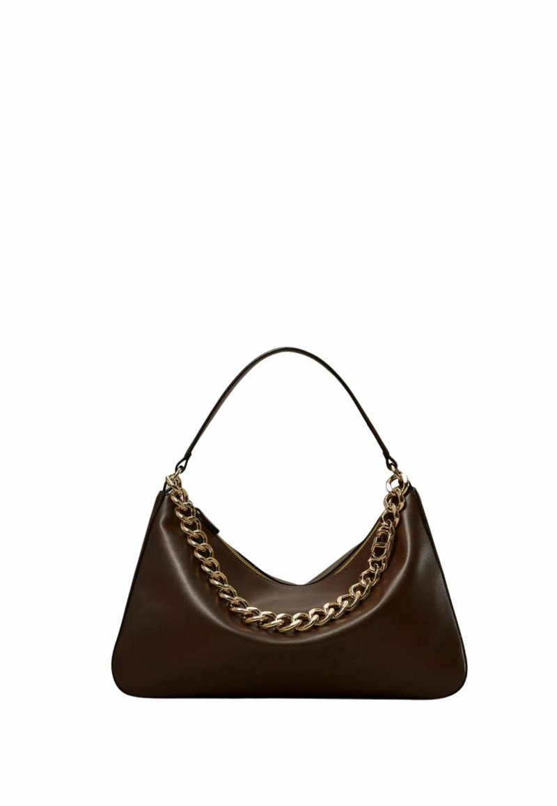 Borsa a mano in pelle marrone con una forma triangolare unica. Presenta una maniglia in catena dorata e una texture liscia, con una chiusura a zip.