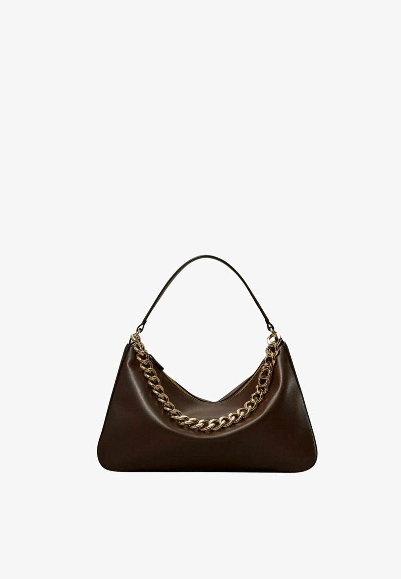Borsa a mano in pelle marrone con una forma triangolare unica. Presenta una maniglia in catena dorata e una texture liscia, con una chiusura a zip.