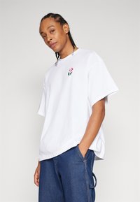 Converse STAR FLOWER TEE UNISEX - Camiseta estampada - white