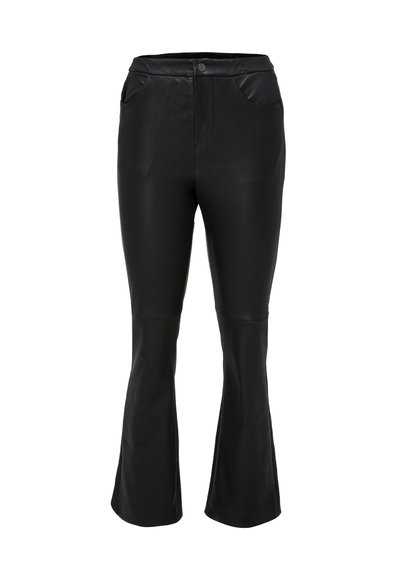 Pantalones acampanados de imitación cuero negros con una textura suave, que cuentan con lazos para cinturón, dos bolsillos delanteros y una cintura ajustada, que terminan por debajo de la rodilla.