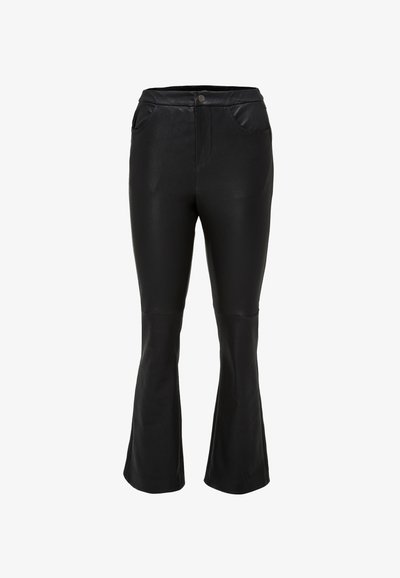 Pantalones acampanados de imitación cuero negros con una textura suave, que cuentan con lazos para cinturón, dos bolsillos delanteros y una cintura ajustada, que terminan por debajo de la rodilla.