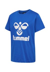 Blå T-shirt med korte ærmer med hvidt stiliseret bi-logo og ordet "hummel" trykt nedenunder foran.