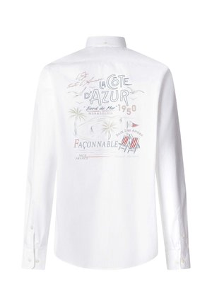 Camisa blanca de manga larga con estampado colorido en la espalda que incluye palmeras, gaviotas, veleros, sillas de playa y texto en francés sobre la Côte d'Azur.