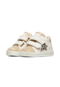 Sneaker per bambini color crema con punte glitter dorate, doppie strisce in velcro e una toppa a stella con stampa leopardata sul lato.
