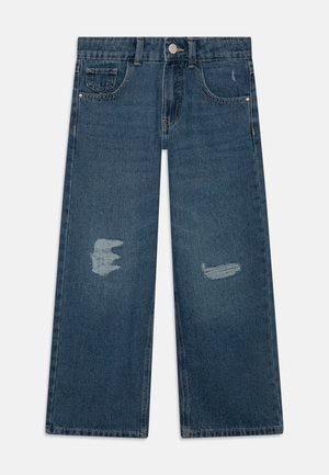Jeans de ganga azul de perna larga com remendos desfiados na frente, design clássico de cinco bolsos e fecho padrão com botão.