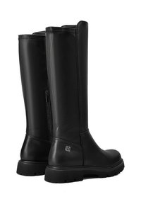 Stivali neri in pelle alti fino al ginocchio, con una texture liscia, una cerniera laterale e suole robuste. Dettaglio del logo sul lato esterno del tacco.