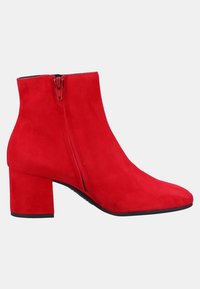 Bottine en daim rouge avec talon bloc et fermeture éclair latérale, montrée de profil sur fond blanc.