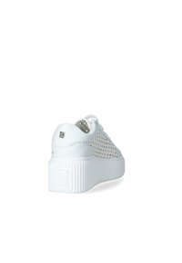 Sneakers bianchi con tomaia in rete e dettagli in pelle liscia. Suola piattaforma spessa con texture scanalata e dettaglio del logo sul tallone.
