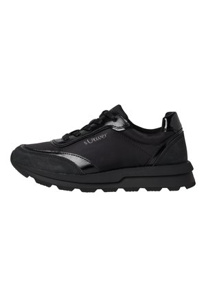 Chaussures de sport noires avec une tige synthétique lisse, un système de laçage, une semelle en caoutchouc texturée et un branding subtil sur le côté.