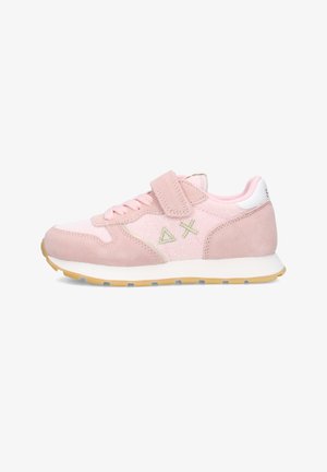 Roze kindersneaker met mesh en suède panelen, klittenbandsluiting, veters aan de voorkant, geborduurde delta- en X-symbolen, witte tussenzool en gumkleurige buitenzool.