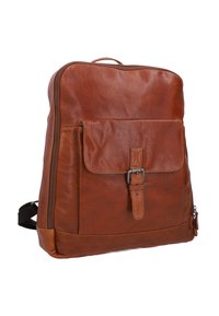 Brauner Leder-Rucksack mit glatter Textur, ausgestattet mit einem vorderen Klappenverschluss, verstellbaren Schulterriemen und einer seitlichen Reißverschlusstasche.