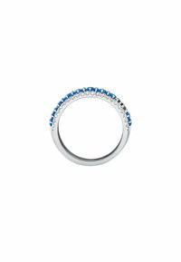 Anello in argento che mette in mostra una fila di gemme blu e chiare incastonate in una banda circolare, con una superficie liscia e una finitura lucida.