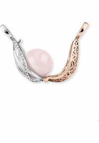 Ein Anhänger aus Roségold und Silber mit einer runden rosa Perle, einem filigranen Ausschnittdesign und funkelneden Akzenten im silbernen Bereich.
