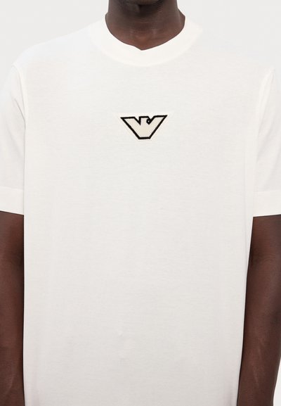 Emporio Armani Nyomott mintás póló - offwhite