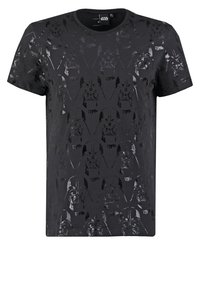 Černé tričko s opakovaným lesklým potiskem obličeje postavy. Krátké rukávy a kulatý výstřih, hladká textura.