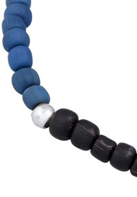 Pärlarmband med blå och svarta keramikpärlor samt en silvermetall-accent, där varje pärla är rundad med en slät yta.