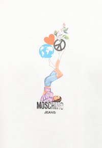 Άτομο ξαπλωμένο ανάσκελα με τα πόδια σηκωμένα, ισορροπώντας τη γη, καρδιά, σύμβολο ειρήνης και λουλούδια· κάτω το κείμενο «Moschino Jeans».