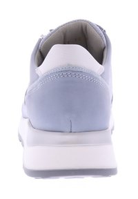 Helleblaue Lederturnschuhe haben eine runde Zehenpartie, weiße Akzente und eine gepolsterte Sohle, mit einer glatten Textur und minimalen Nähten.