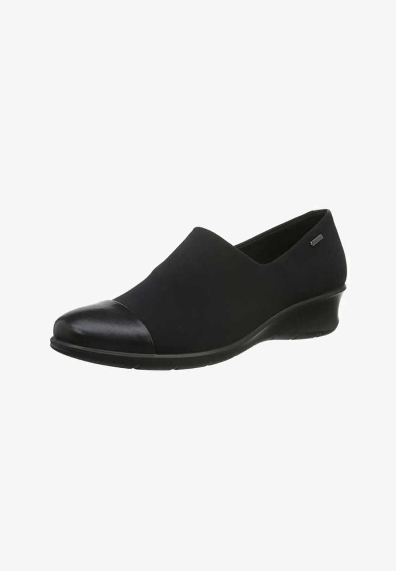 Chaussure noire à enfiler avec un petit talon compensé, un bout en cuir brillant, une tige en tissu lisse et une petite étiquette logo sur le côté.