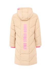 Beige Daunenjacke mit Kapuze, mit vertikalen Steppnähten. Auf der Rückseite steht der Text "GOOD VIBES ONLY" in Pink. Pinke Akzente an den Bündchen.