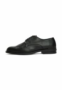 Zwarte leren dresschoenen met een gladde afwerking, ronde neus en zes veterogen. Geprofileerde leren accenten op de bovenkant, platte rubberen zool.