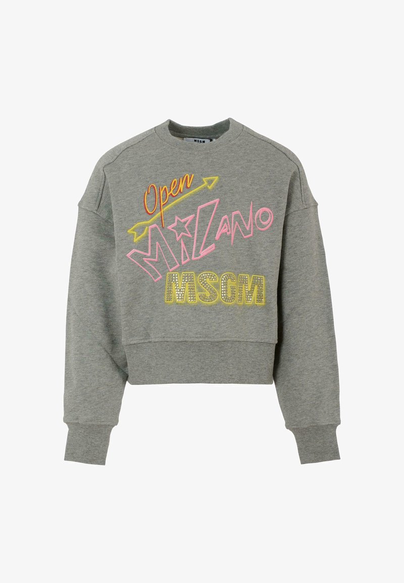 Szara bluza z krótkim krojem. Wyróżnia się kolorową haftą: "Open", "Milano" i "MSGM" w żywych kolorach oraz gwiazdką.