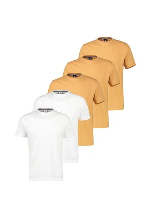 To hvide og tre karryfarvede T-shirts med korte ærmer og rund hals, arrangeret i et trappemønster.