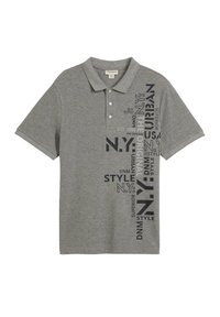 Polo grigio realizzato in tessuto misto cotone. Presenta maniche corte, un colletto classico e una stampa grafica con testo nero sulla parte anteriore.