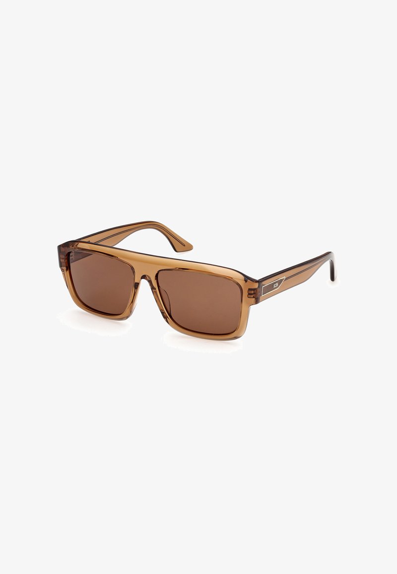 Lunettes de soleil rectangulaires translucides brunes avec branches légèrement courbées et verres teintés, présentées en angle pour montrer les détails avant et latéraux.