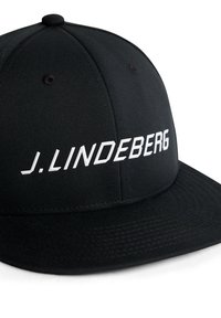 Svart baseballmössa i tyg. Har vit text "J. LINDEBERG", platt skärm och subtil textur. Inkluderar ventilationshål på toppen.