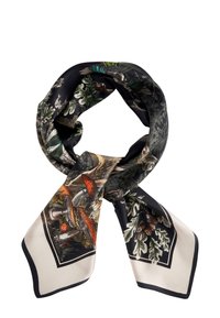 FABLE ENGLAND A NIGHTS TALE LUXURY NARRATIVE SQUARE - Marama - black
