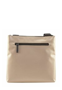 Borsa a tracolla beige realizzata in materiale liscio, con chiusura a zip superiore e una piccola tasca frontale con zip, dotata di una tracolla scura.