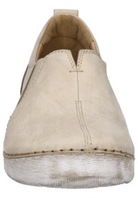 Chaussure slip-on en cuir beige avec un bout arrondi, des détails de couture visibles et une semelle en caoutchouc texturée. Intérieur doux pour le confort.