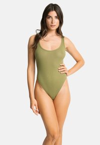 Maillot de bain une pièce côtelé vert olive avec un décolleté en scoop, des découpes de jambe haute et des bretelles minimales, mettant en valeur un design ajusté.