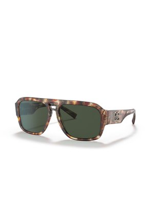 Occhiali da sole con montatura tartarugata, forma rettangolare, lenti verde scuro e accento in metallo con logo sulle aste.