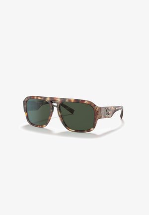 Occhiali da sole con montatura tartarugata, forma rettangolare, lenti verde scuro e accento in metallo con logo sulle aste.