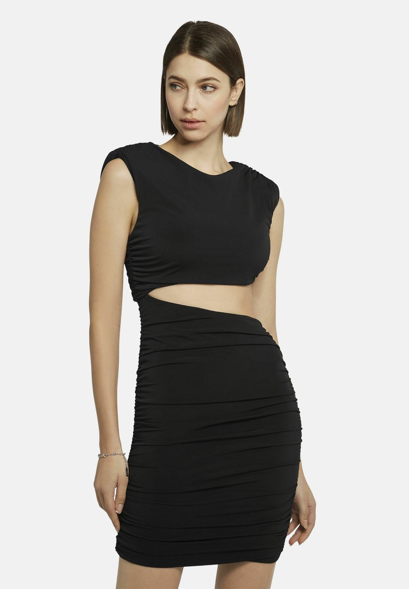 Schwarzes Kleid mit figurbetontem Design, das über kurze Ärmel, geraffte Details und einen asymmetrischen Ausschnitt in der Taille verfügt. Glatte Textur.