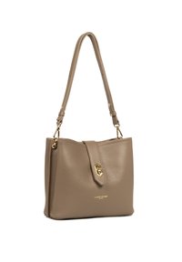 Borsa a tracolla in pelle beige con una texture liscia, hardware dorato e chiusura a pattina frontale. Dotata di una sola tracolla regolabile.