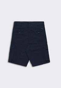 Pantaloni cargo navy realizzati in cotone, con due tasche posteriori, tasche laterali e dettagli cuciti. Vita piatta senza hardware visibili.