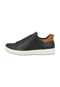 Sneaker in pelle nera con finitura liscia e suola in gomma bianca. Presenta un accento marrone sul tallone e un design classico con lacci.