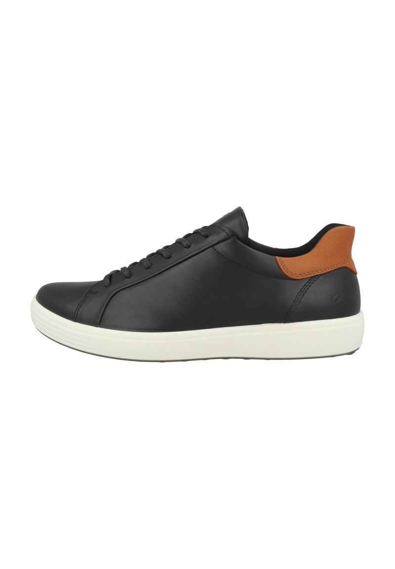 Sneaker in pelle nera con finitura liscia e suola in gomma bianca. Presenta un accento marrone sul tallone e un design classico con lacci.
