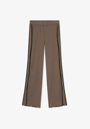 Pantaloni a gamba larga marroni realizzati in tessuto morbido, con strisce laterali nere e orlo smerlato per un tocco di dettaglio.