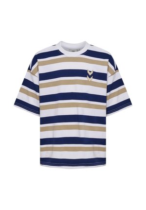 Kortærmet t-shirt med rund hals og brede horisontale striber i marineblå, beige og hvid samt to små chevron-patches på brystet.
