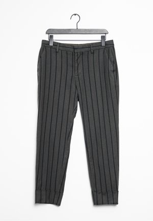 Pantalon à rayures grises en tissu texturé, doté de deux poches latérales et d'un ourlet étroit aux poignets. Suspendu à un cintre noir à pince.