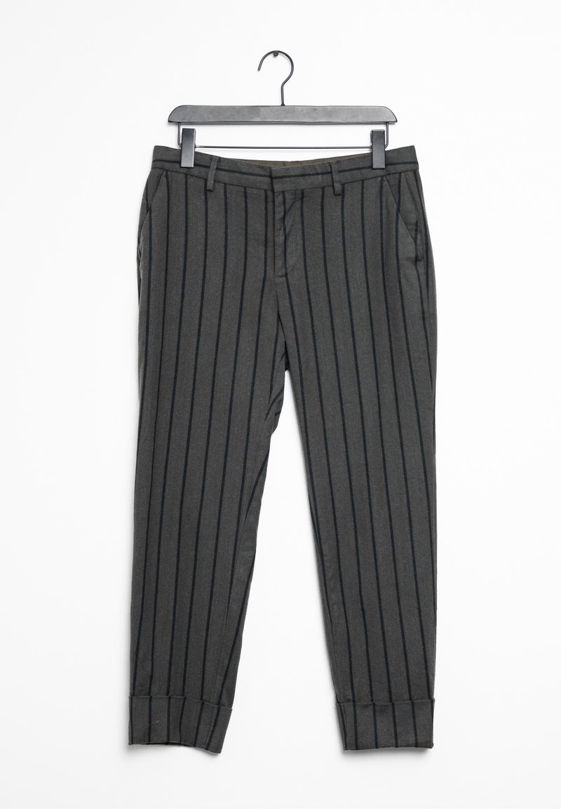 Pantalon à rayures grises en tissu texturé, doté de deux poches latérales et d'un ourlet étroit aux poignets. Suspendu à un cintre noir à pince.