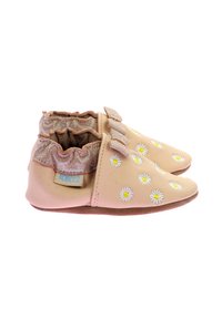 Réalisation de chaussures en cuir rose clair avec broderies de marguerites, une semelle beige douce et un accent doré froncé à l'ouverture. Comprend deux sangles à boucle.